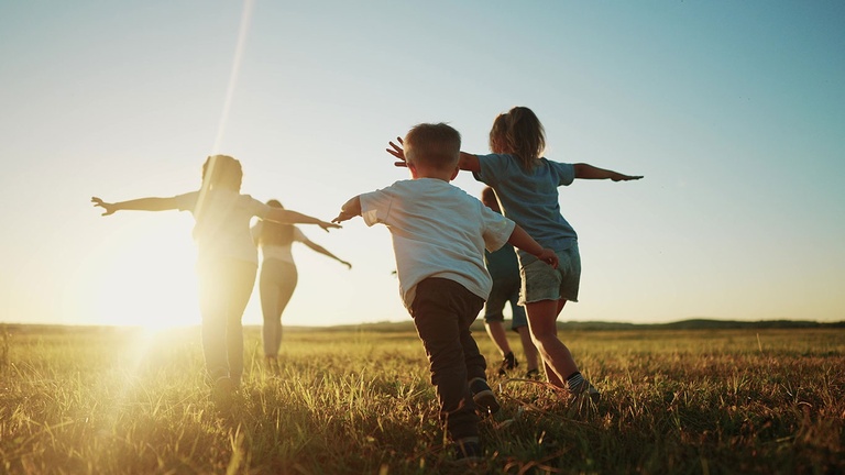 Kinder laufen im Freien bei Sonnenuntergang &copy; Shutterstock