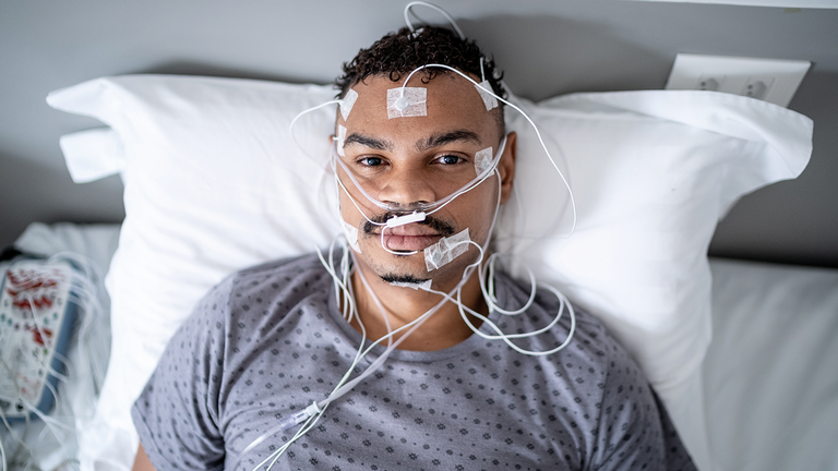 Bei Verdacht auf  OSA erfolgt die  weitere Abkl&auml;rung im Schlaflabor mittels  Polysomnographie. &copy; Shutterstock