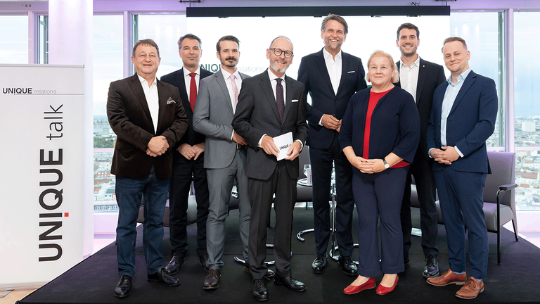 Diskutierten &uuml;ber nachhaltige Gesundheitsversorgung: Josef Kalina, Manuel Schalk, Dr. Benjamin Glaser, Gerald Gro&szlig;, Peter Lehner, Ministerin Korinna Schumann, Thomas Kuchlbacher und Dr. David Wachabauer. &copy; beigestellt