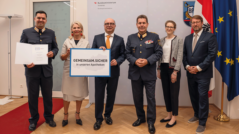 Sicherheit ist eine gemeinsame Aufgabe: Daniel Zipfel (Polizist und Sicherheitskoordinator &Ouml;AV), Ulrike Mursch-Edlmayr (Pr&auml;sidentin der &Ouml;sterreichischen Apothekerkammer), Thomas W. Veitschegger (Pr&auml;sident &Ouml;AV), Michael Tak&aacute;cs (Bundespolizeidirektor), Franziska Frizberg (Projektleitung &Ouml;AV), Mario Wolfram (Direktor &Ouml;AV) &copy; LPD Wien