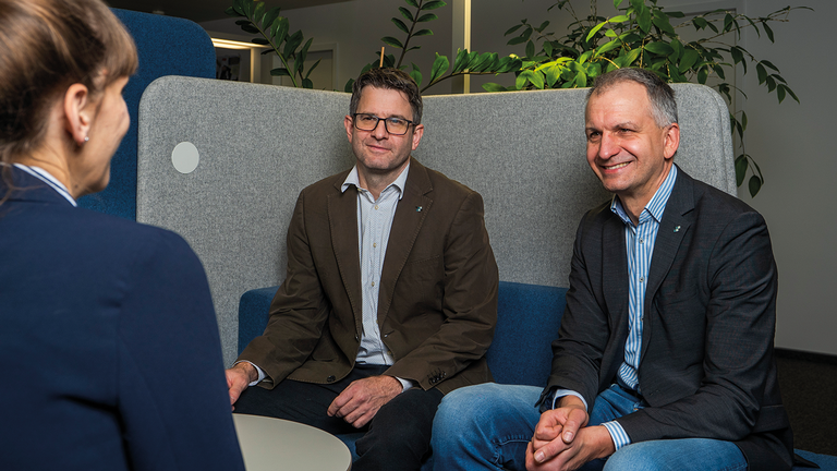 AMVS-Gesch&auml;ftsf&uuml;hrer Christoph Lendl, MSc (links) und  AMVS-Customer Manager DI Dr. Daniel Dangl im Gespr&auml;ch  mit der &Ouml;AZ: &bdquo;Das System ist ausgereift, die Apotheken  sind vorbereitet &ndash; jetzt geht es darum, die Routine  ohne Netz und doppelten Boden fortzusetzen.&ldquo;  &copy; Christoph Schipp