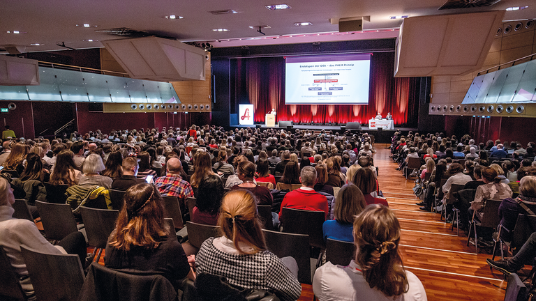 Beim APOkongress 2026 geht es um evidenzbasierte Therapie- und Beratungsans&auml;tze bei neurologischen  Indikationen &ndash; von Multipler Sklerose &uuml;ber Migr&auml;ne bis Demenz. &copy; beigestellt