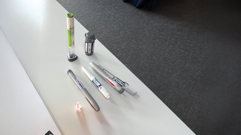 Hands-on statt Theorie:  Mit Demoger&auml;ten und Spritzkissen &uuml;bten die Teilnehmer:innen Penhandhabung und korrekte Injektionstechnik. &copy; beigestellt