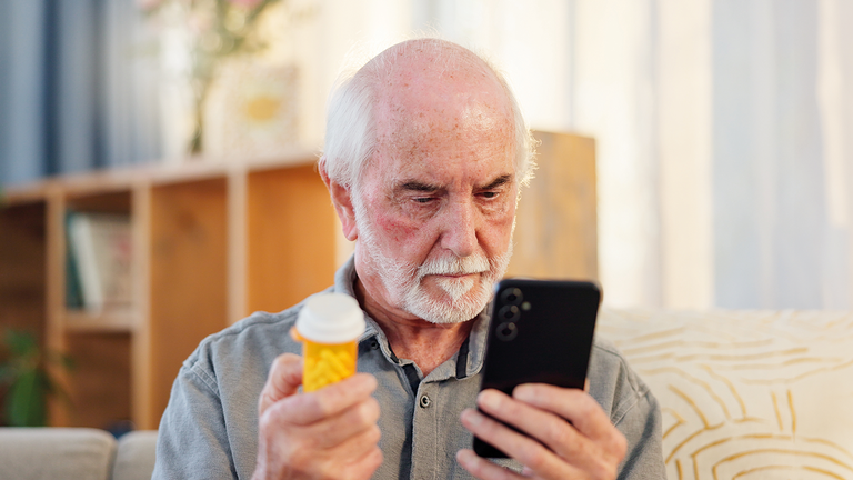 Nahezu jede zweite Person nimmt ihre Medikamente falsch ein. Apps schaffen Abhilfe, ersetzen das Gesundheitspersonal bei der Beratung jedoch nicht.  &copy; Shutterstock