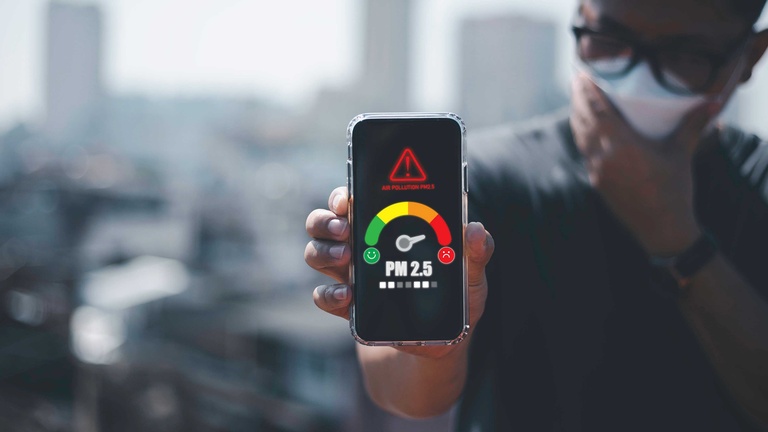 Smartphone zeigt Feinstaubbelastung &copy; Shutterstock