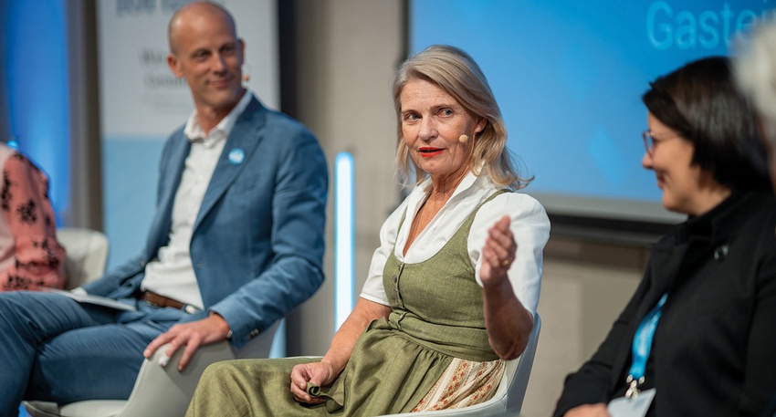 Ulrike Mursch-Edlmayr (m.) mit Katharina Reich (r.) und Gastgeber Christoph Hörhan (l.) auf dem Podium beim Austrian Health Forum in Bad Hofgastein. © Ben Kaulfus