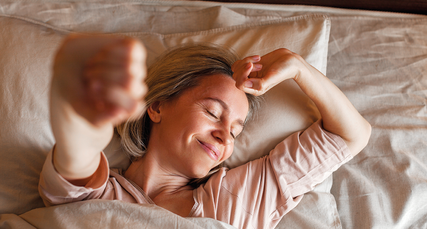 Der Neurokinin-Rezeptorantagonist Elinzanetant vermindert nicht nur Hitzewallungen, sondern wirkt sich auch positiv auf den Schlaf und die Lebensqualit&auml;t menopausaler Frauen aus. &copy; AdobeStock