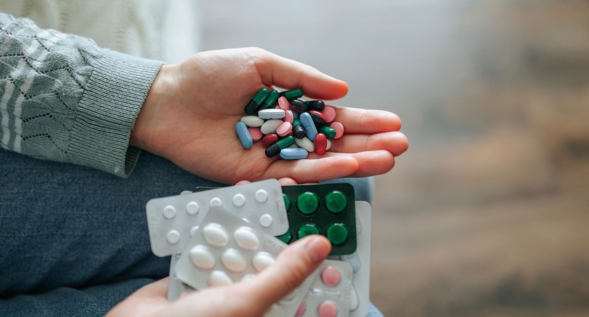 Mensch hält Tabletten in der Hand. © Shutterstock