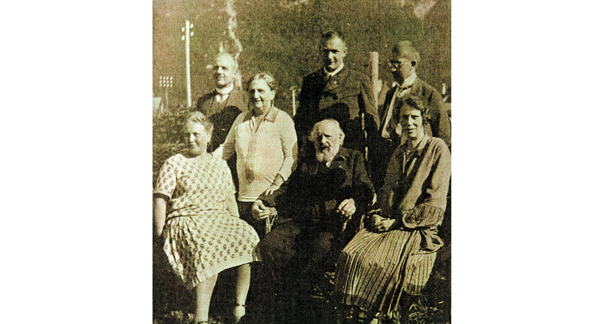 Gr&uuml;ndeten 1926 die Internationale Gesellschaft f&uuml;r die Geschichte der Pharmazie (v.&thinsp;l.&thinsp;n.&thinsp;r.): Ludwig Winkler, Fritz Ferchl und Walther Zimmermann (hinten) sowie (davor) Emma Ferchl, Elisa Tschirch, Alexander Tschirch und Anna Winkler. &copy; Familienarchiv Winkler