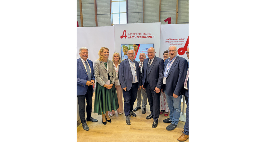 Gäste und Gastgeber am Stand  der Apothekerkammer auf der  Kommunalmesse 2025 in Klagenfurt:  LH Peter Kaiser, Alexandra Fuchs- bichler, Jutta Polliger-Juvan,  Gerhard Kobinger, Heinz Haberfeld, Bundeskanzler Christian Stocker, Kerstin Bachlechner, Dieter Schmid ©  Österreichische Apothekerkammer