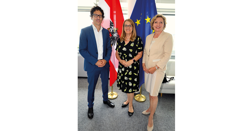 Von Staatssekretärin Ulrike Königsberger-Ludwig (BMASGPK; Mitte) feierlich angelobt: Mag. pharm. Christoph Zeidler (links) und Mag. pharm. Corinna Prinz-Stremitzer (rechts) © Christian Fürst/Österreichischer Apothekerverband
