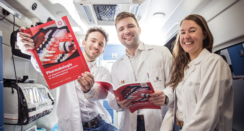 Die Apotheker:innen Jakob Hager, Reinhard Gründler und Ines Werzinger haben ein praxisorientiertes Lehr- und Nachschlagewerk geschaffen. © ASBOE/ C. Lipinsky