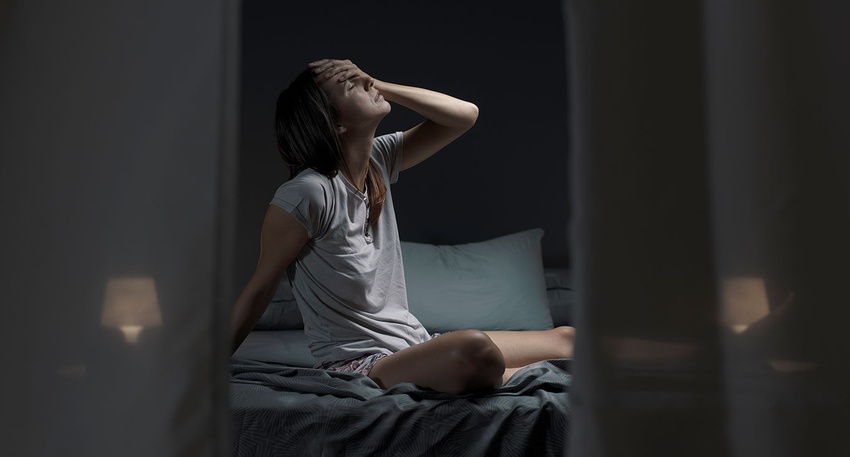 Unter Therapie mit Venlafaxin und Duloxetin berichten viele Menschen über Schlaflosigkeit, Tagesschläfrigkeit sowie lebhafte Träume. © iStock