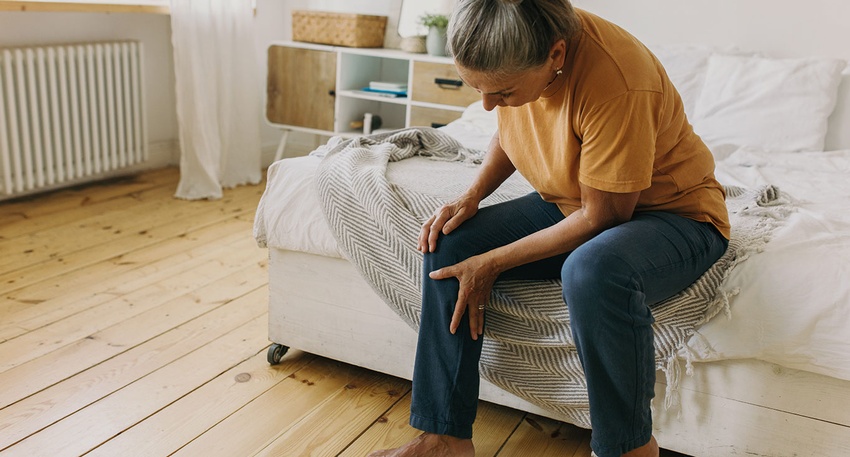Arthrosen in Knie-, Hüft-, Hand-, Finger- und Wirbelgelenken äußern sich anfänglich durch Anlaufschmerz, Ermüdungs- und Belastungsschmerz. Der Verlauf schwankt oft ohne erkennbare Ursache – Faktoren wie Kälte oder Nässe können die Schmerzen verstärken. © iStock