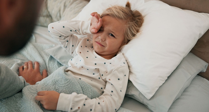 Kind am einschlafen &copy; iStock