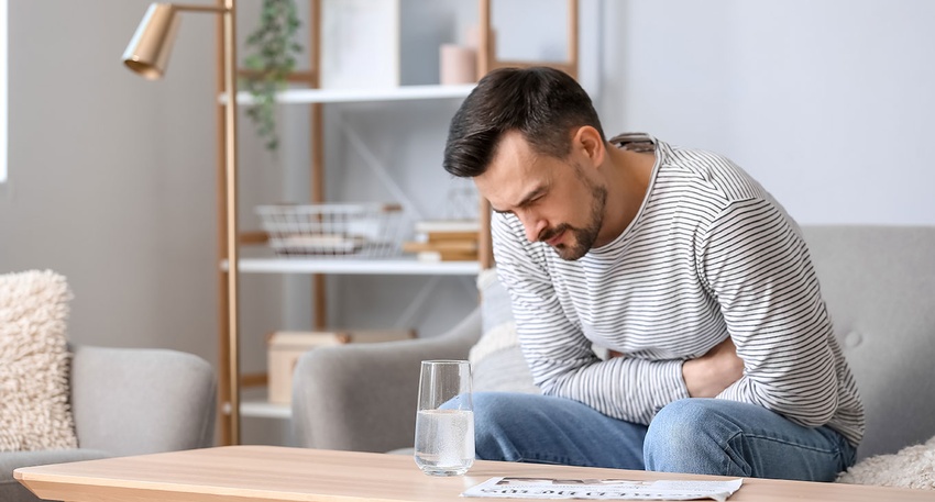 Mann mit Bauchschmerzen © Shutterstock