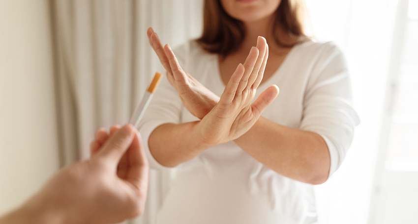 Frau lehnt Zigarette ab © Shutterstock