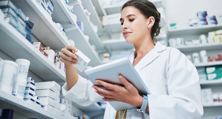 Apothekerin kontrolliert Wirkstoffe © iStock