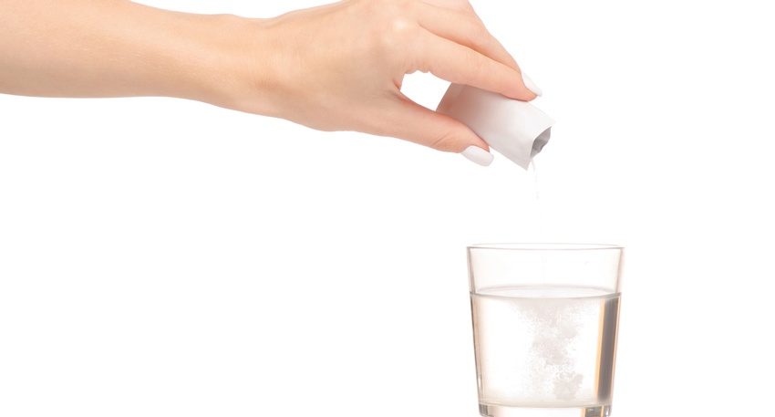 Das gelöste Granulat sollte unverzüglich auf leeren Magen getrunken werden. © Shutterstock