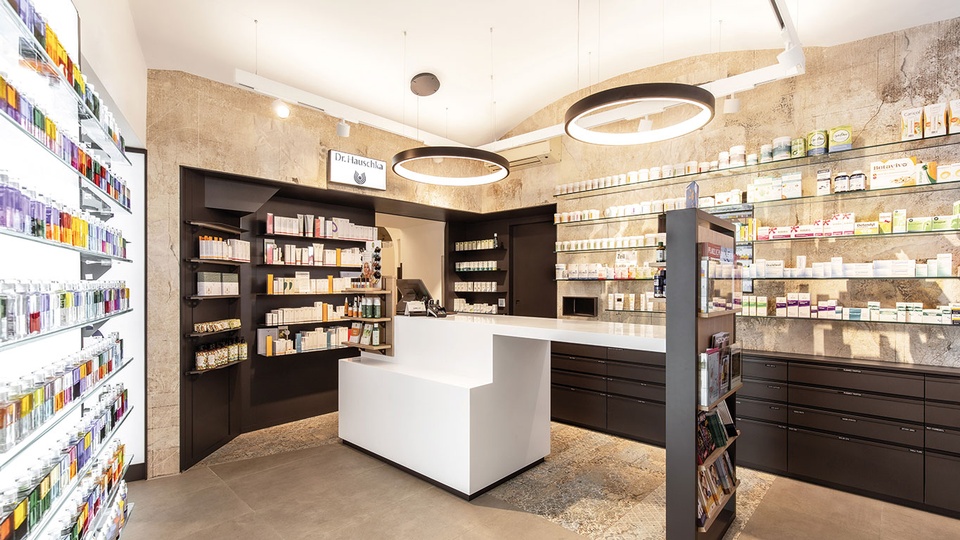 Die Schlangenapotheke im zweiten Wiener Gemeindebezirk erstrahlt nach ihrer Neugestaltung durch die Tischlerei Moser in modernem und funktionellem Design. © Paul Eis