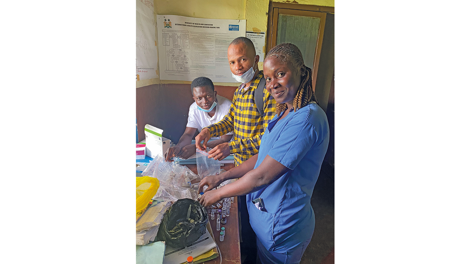 Gemeinsam mit dem lokalen Personal werden Prozesse  optimiert und pharmazeutisches Wissen aufgebaut.  &copy; beigestellt