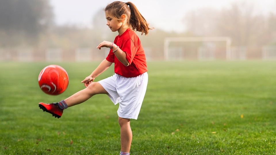Kinder spielen gerne Fußball © Shutterstock