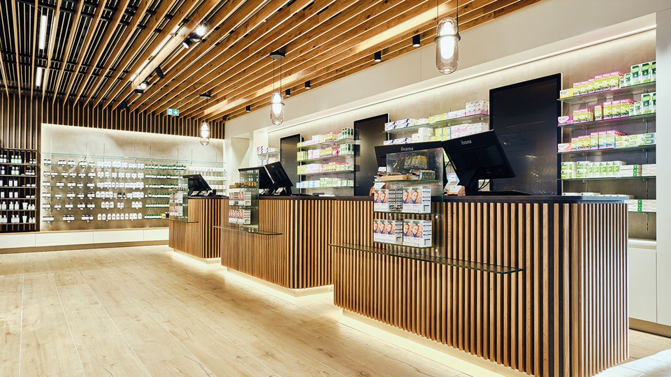 Das Element Holz schafft eine Wohlfühlatmosphäre, die in Kombination mit einem durchdachten Beleuchtungskonzept für ein angenehmes Einkaufserlebnis sorgt. Unten: PVZ-Apotheke in St. Pölten © Klinger Möbelbau Ges.m.b.H. & Co KG