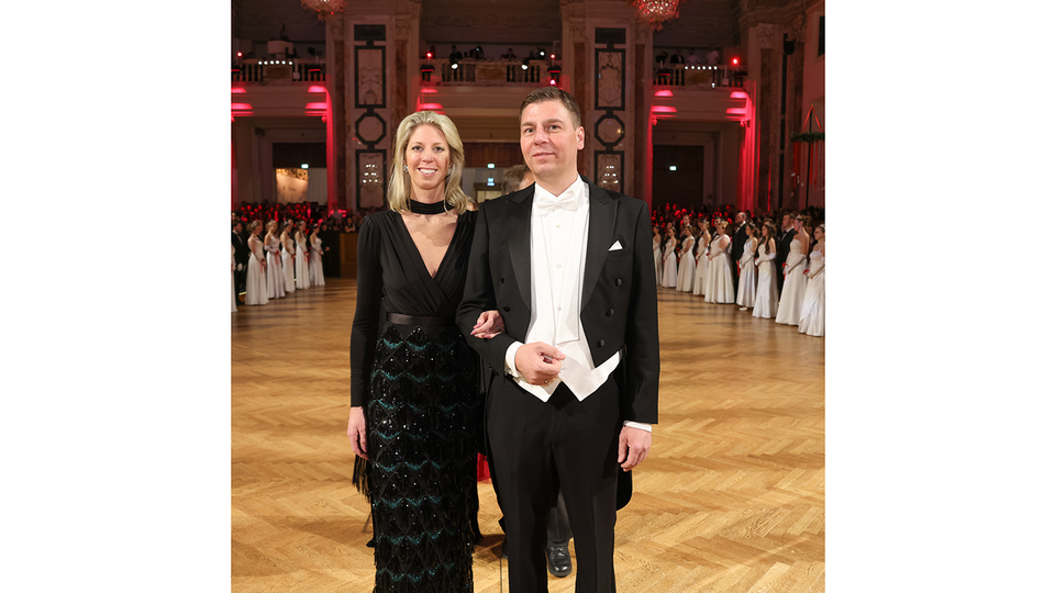 Mag. Roman Hergenich,  Direktor der Pharmazeutischen  Gehaltskasse, mit Begleitung.   &copy; Katharina Schiffl, Mag. pharm. Malena Brenek