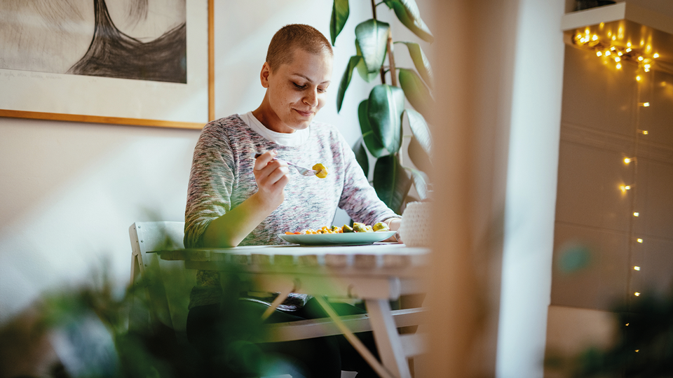 Um den erh&ouml;hten Proteinbedarf  zu decken, sollten onkologische Patient:innen zu jeder Haupt-  und Zwischenmahlzeit eine  gute Proteinquelle einplanen. &copy; iStock