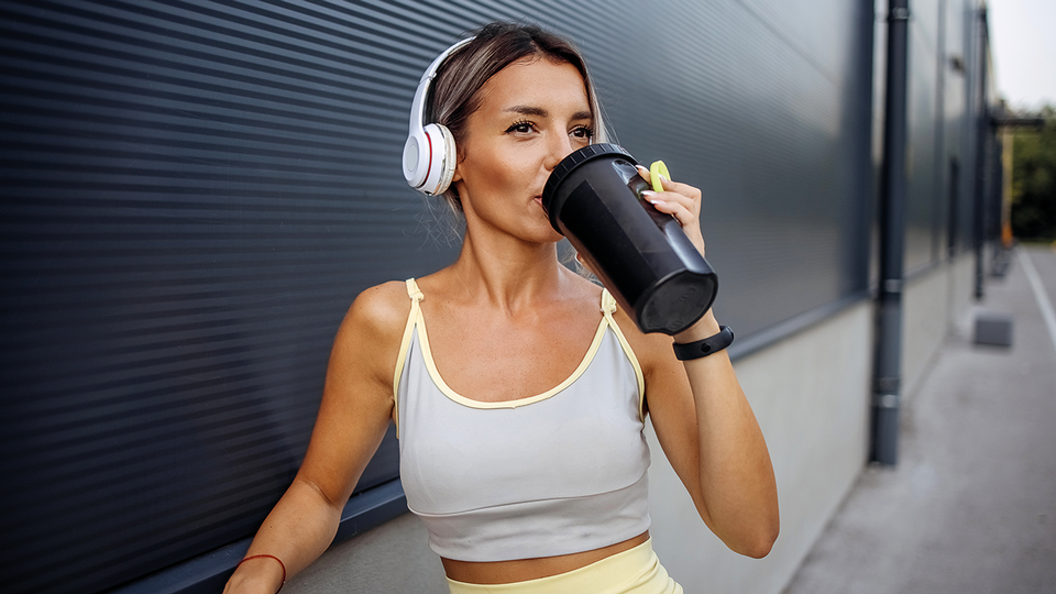 Die Qual der Wahl:  Molkenprotein ist als  Konzentrat, Hydrolysat  und Isolat erhältlich.  Hydrolysate sind besser  bioverfügbar als Konzentrate, Isolate versprechen einen  höheren Proteingehalt. © iStock