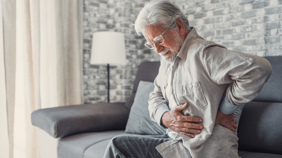 © iStock Mann mit Rückenschmerzen © iStock