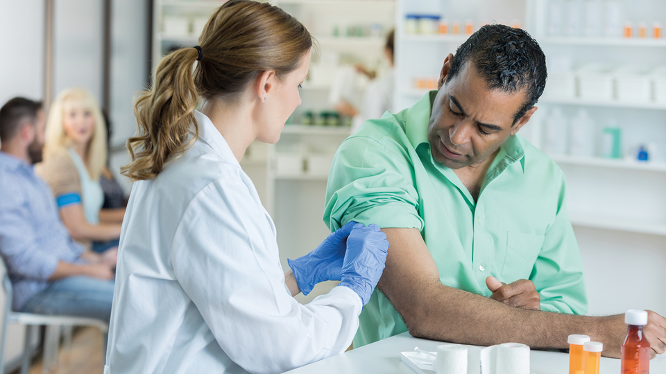 Impfungen sollen noch leichter zug&auml;nglich  gemacht werden. Die Apotheken bieten daf&uuml;r  einen idealen, niederschwelligen Zugang. &copy; iStock