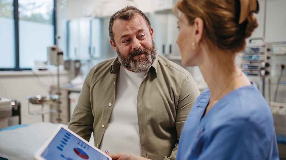Die Basis der Therapie  beinhaltet Lebensstiländerung  mit Gewichtsreduktion,  gesunder Ernährung,  regelmäßiger Bewegung,  Nikotinverzicht sowie Stress- abbau und gutem Schlaf. © Shutterstock