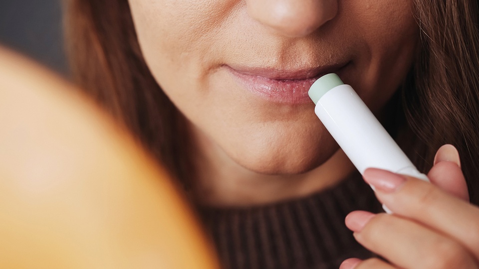 Lippen besitzen keine Talgdrüsen und trocknen  im Herbst schnell aus. Fettreiche Balsame  mit Sheabutter oder Lanolin schützen optimal. © Shutterstock