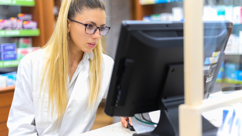 Eine Frau arbeitet am Computer © Shutterstock