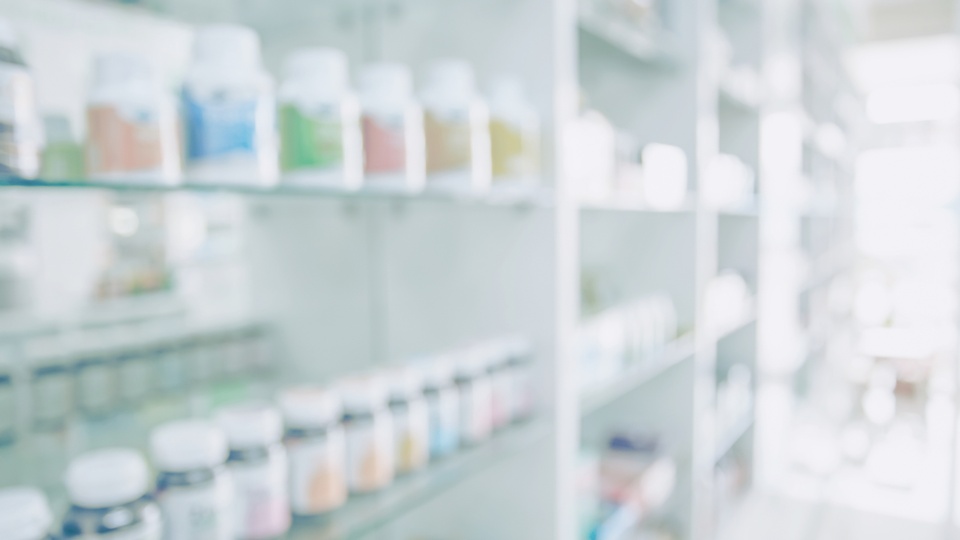 Medikamente in einer Apotheke. © Shutterstock