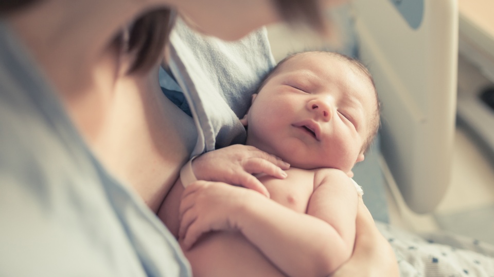 Eine Mutter hält ihr Baby im Arm. © Shutterstock