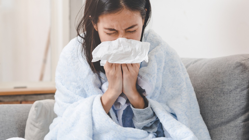Bei einer Grippe setzen die Symptome plötzlich ein, wohingegen sich eine Erkältung schleichend entwickelt. © Shutterstock