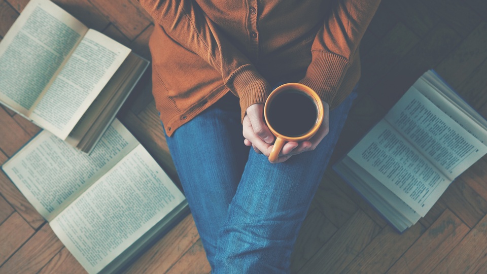 Eine Frau hält einen Kaffee in der Hand. © Shutterstock