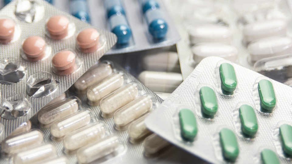 Verschiedene Medikamente in Blisterverpackungen. © Shutterstock
