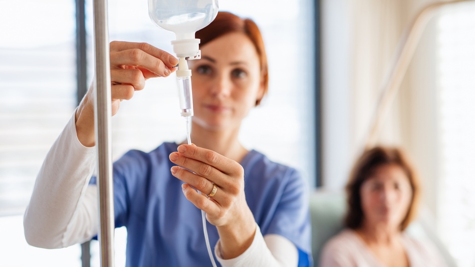 Eine Krankenschwester bereitet eine Infusionslösung vor. © Shutterstock