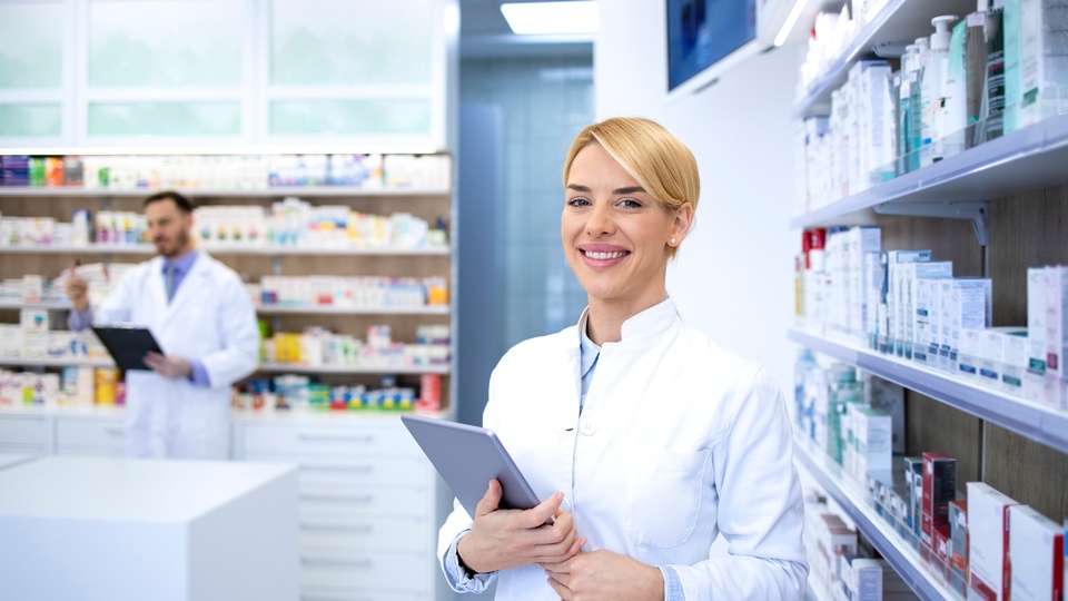 Pharmazeutin in der Apotheke. © Shutterstock