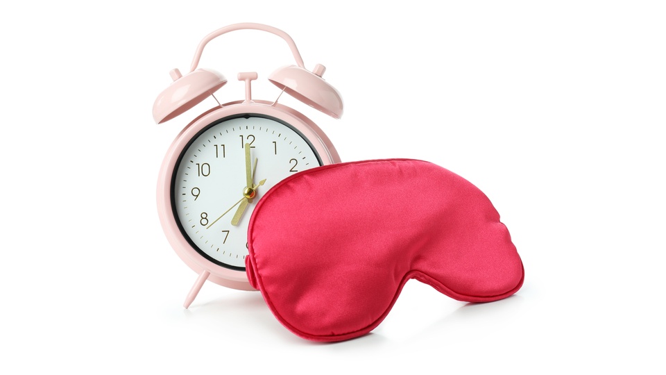 Ein Wecker und eine Schlafmaske symbolisieren das Thema Schlaf. © Shutterstock
