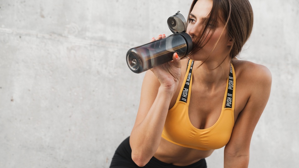 Eine gute Trinkstrategie während und nach dem Sport ist ein entscheidender Faktor für die Leistungsfähigkeit sowie eine optimale Regeneration. © Shutterstock