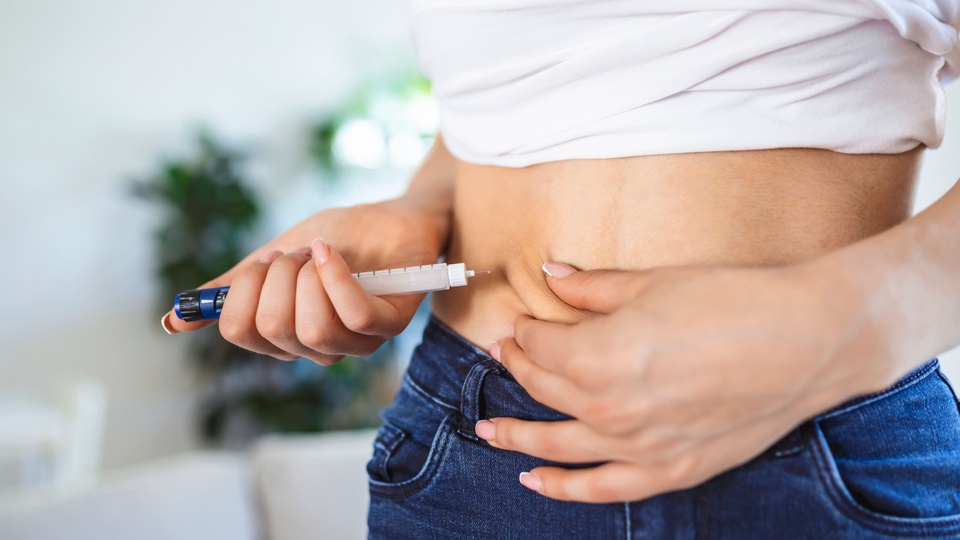 Bei NPH-Insulin muss der Insulinpen vor der Injektion 20 x sanft geschwenkt oder zwischen den Handflächen gerollt werden. © Shutterstock