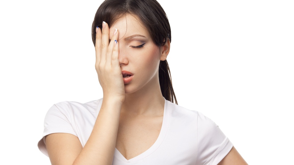 Symbolbild: Eine Frau mit Kopfschmerzen. © Shutterstock
