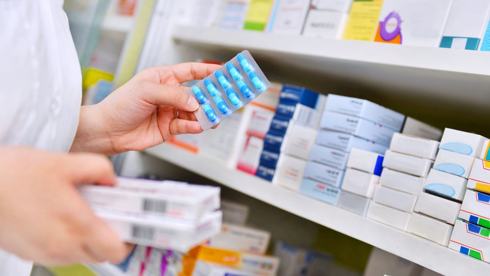 Alltägliche Arzneimittel wie Hustensäfte oder Schmerzmittel sind eingeschränkt oder gar nicht lieferbar. © Shutterstock