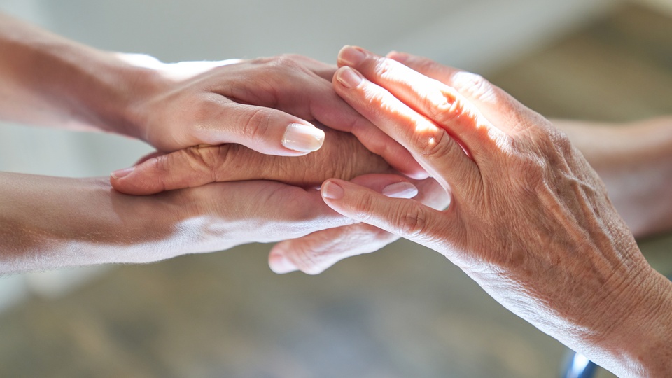 Händehaltung als Symbol der Unterstützung und Sympathie © Shutterstock