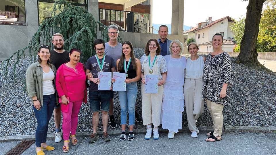 Die Tiroler Gewinnerinnen mit Mag. Mestan und ihren Lehrer:innen © Mag. Mestan