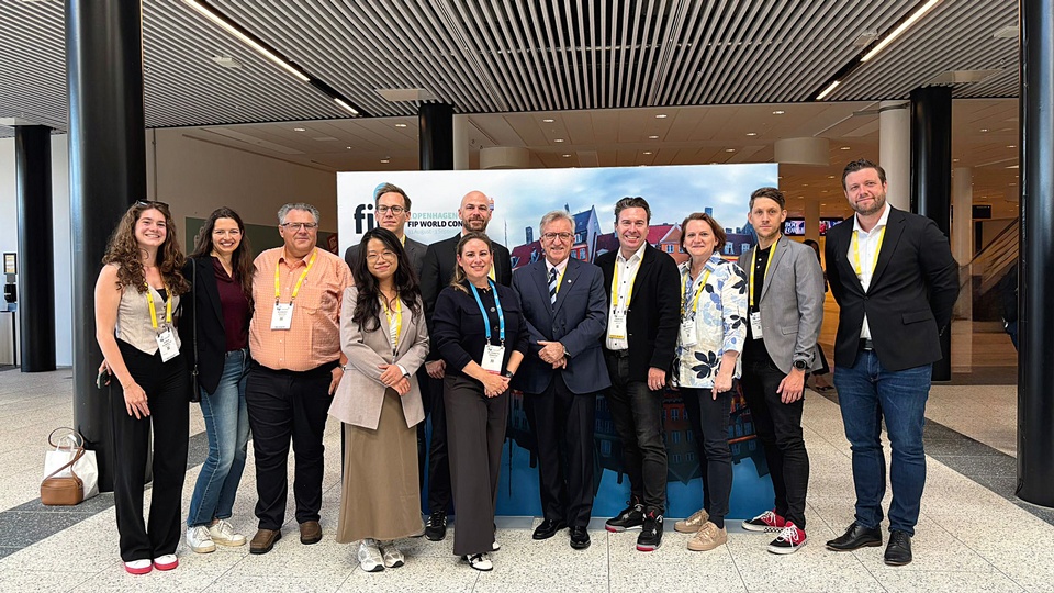 Die österreichische Delegation beim FIP World Congress 2025  in Kopenhagen mit FIP-Präsident Paul Sinclair. Die Vertreter:innen von VAAÖ, AFÖP und Apothekerkammer präsentierten u.a. erfolgreich die heimische Medikationsanalyse-Studie und knüpften wichtige internationale Kontakte. © beigestellt